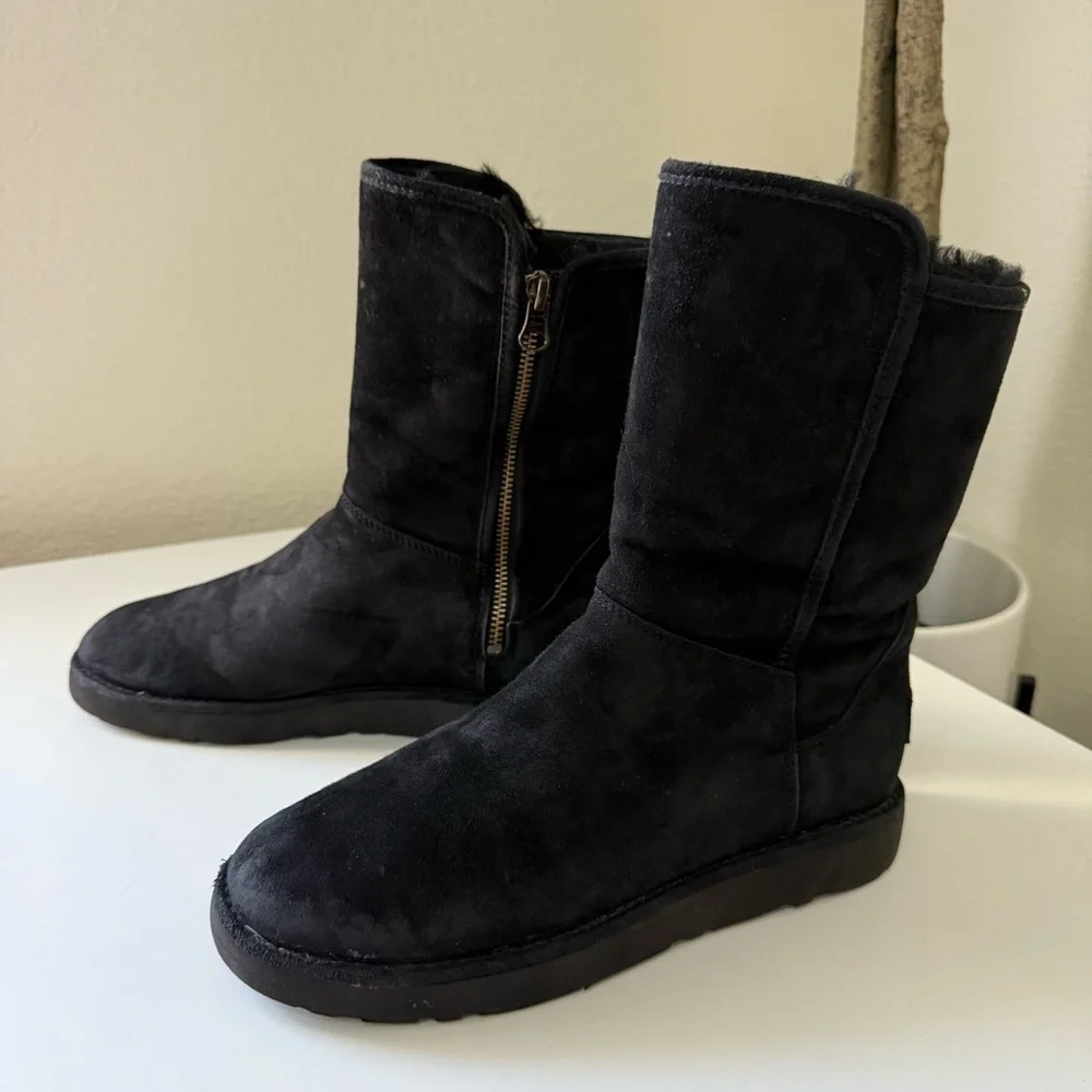 UGG Black Abree Short II Nero Suede Boots Women’s Size 7